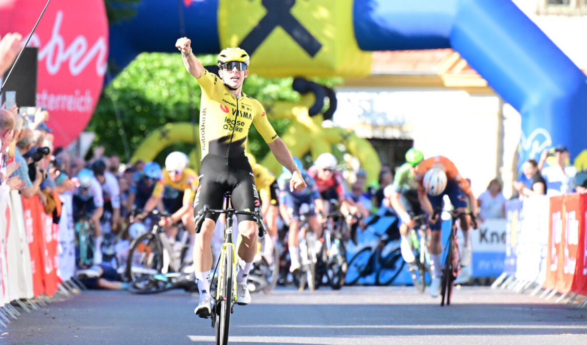 Hobbs bezorgt Team Visma | Lease a Bike Development ritwinst na hectische finale in Oostenrijk