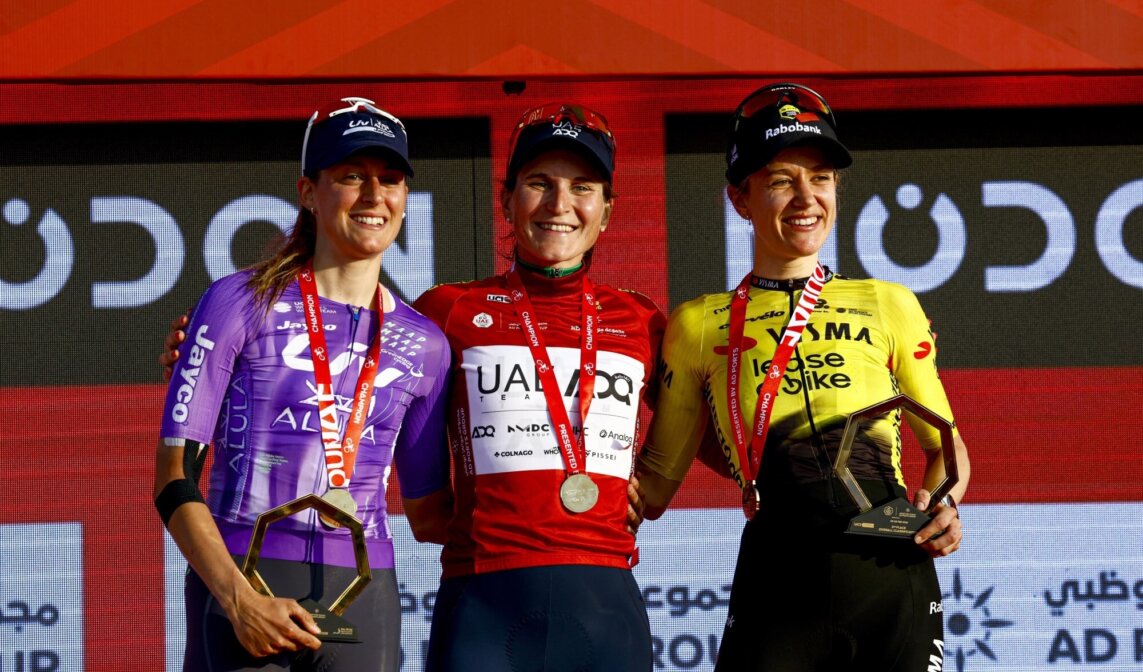 Indrukwekkende De Vries derde in slotrit en eindklassement UAE Tour Women