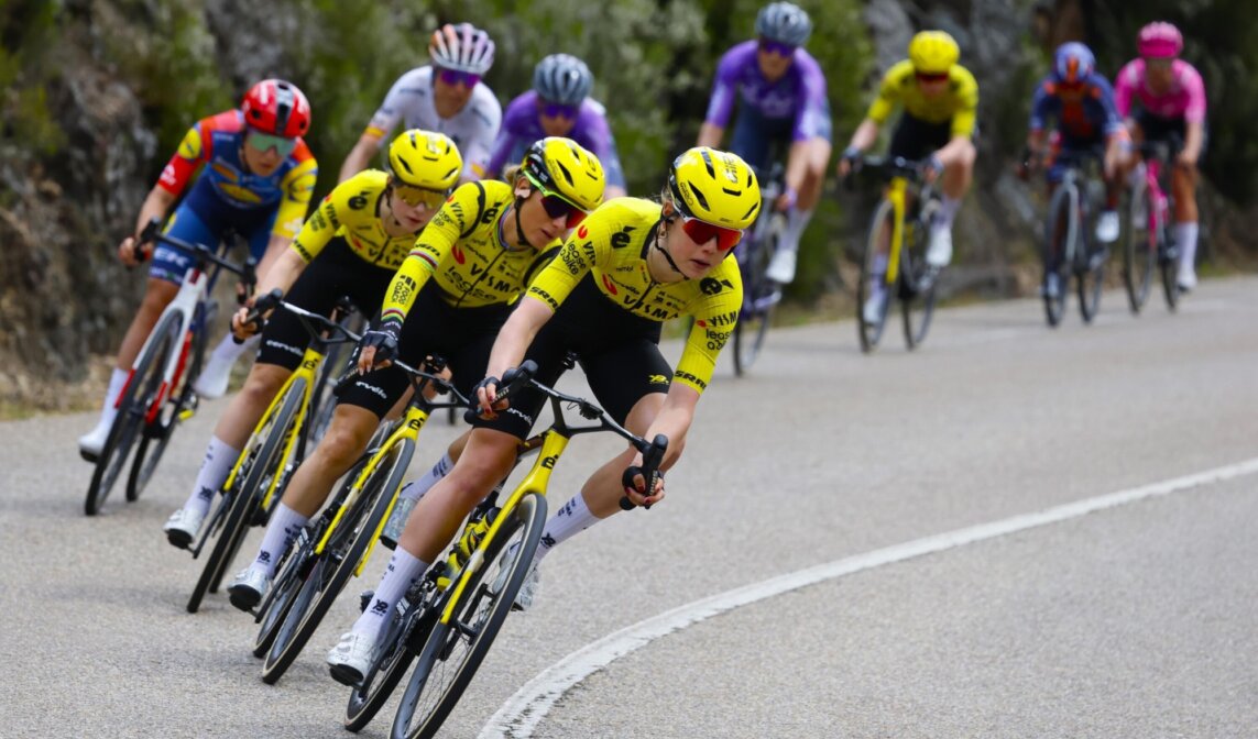 Crash in final kilometer prevents Team Visma | Lease a Bike from achieving a good result in the fifth stage of La Vuelta Femenina