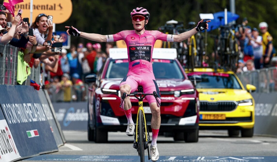 Vingegaard soleert op machtige wijze naar vierde ritzege in Giro d’Italia