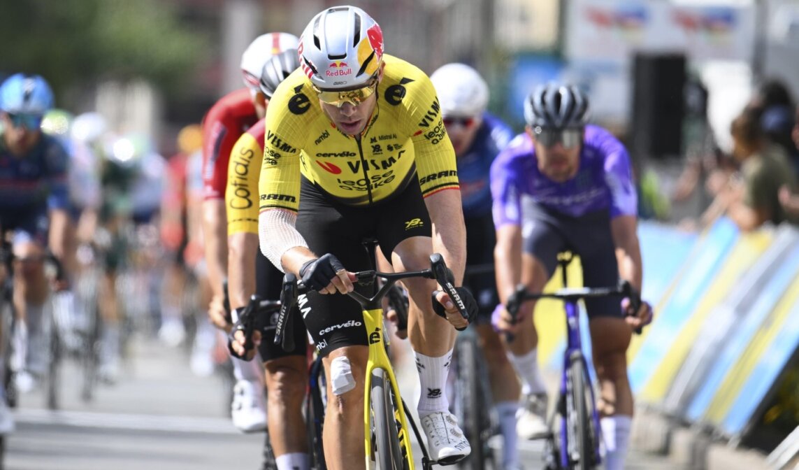 Kopgroep houdt stand in vierde etappe Tour Auvergne-Rhône-Alpes, Van Aert wint pelotonsprint