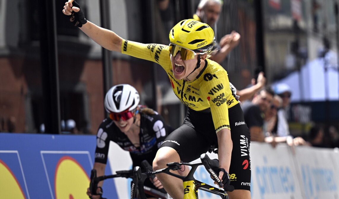 De Vries boekt eerste profzege in openingsrit Tour de Suisse Women
