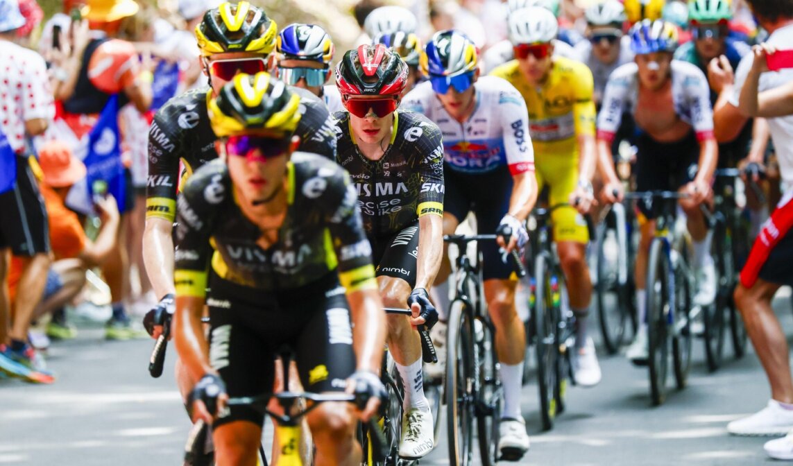 Vingegaard verlaat Tour de France na valpartij in slotfase vijftiende etappe