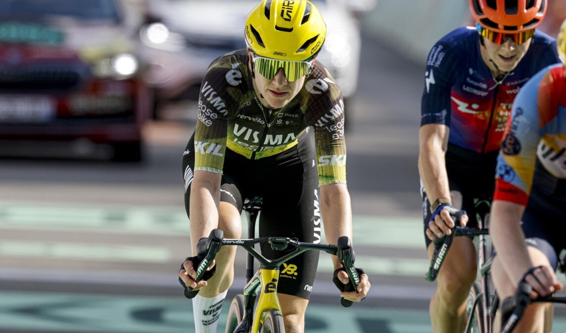 Strong attacking performance sees De Vries move into top ten at Tour de France Femmes