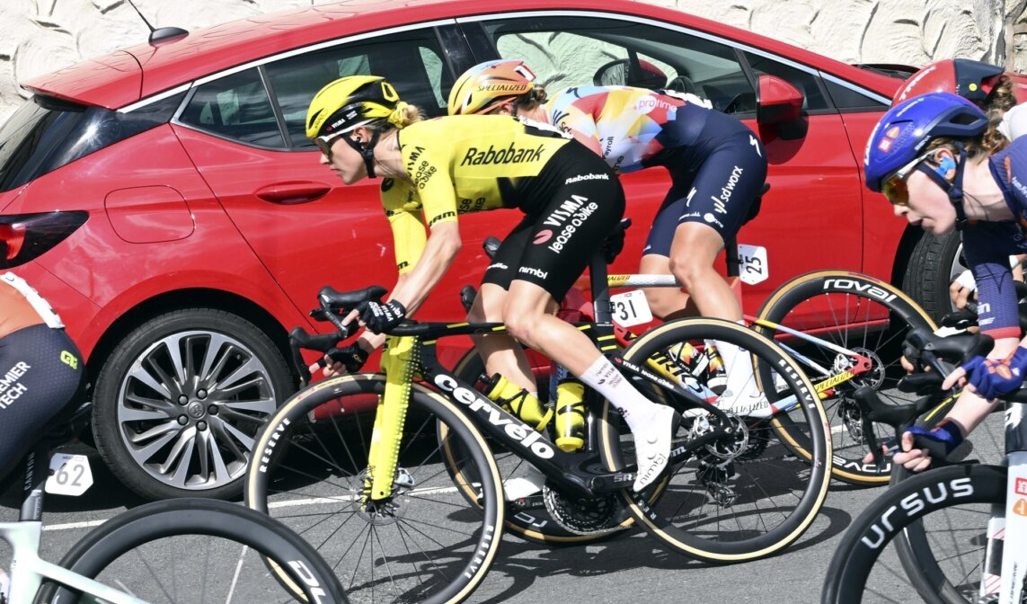 De Vries knokt zich in zwaar slot naar vierde plaats in derde rit Tour of Britain