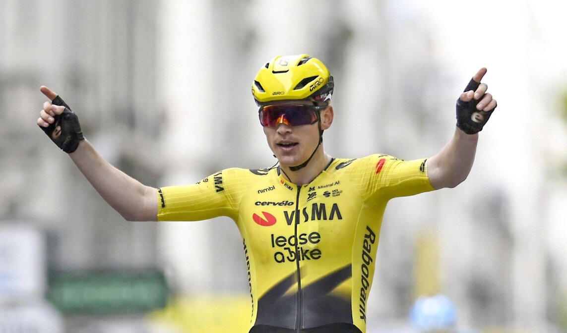Hagenes powers to Paris-Tours victory after late attack