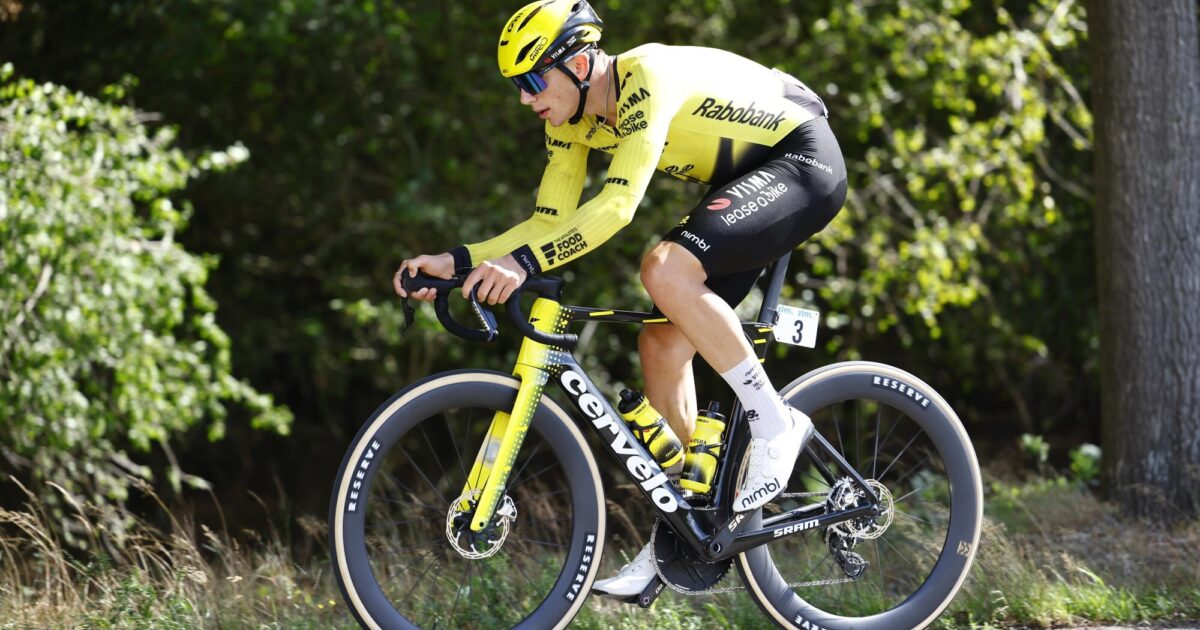 Team Visma | Lease a Bike | Team Visma | Lease a Bike shows attacking…