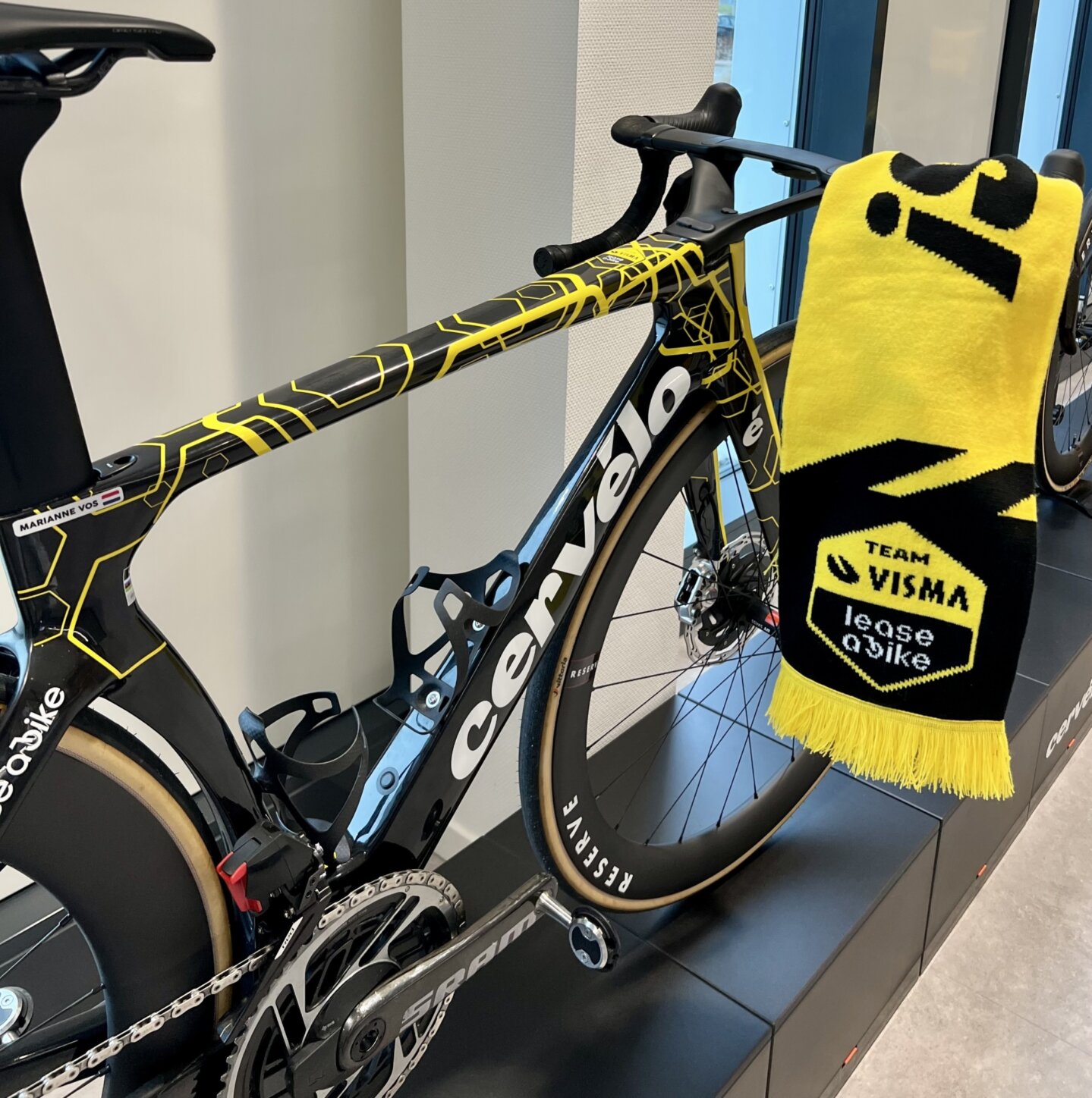 Sjaal - Go Bees - Team Visma | Lease a Bike