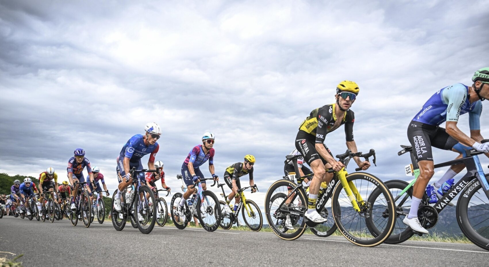 Team Visma | Lease a Bike komt zeventiende Tour-etappe zonder kleerscheuren door	