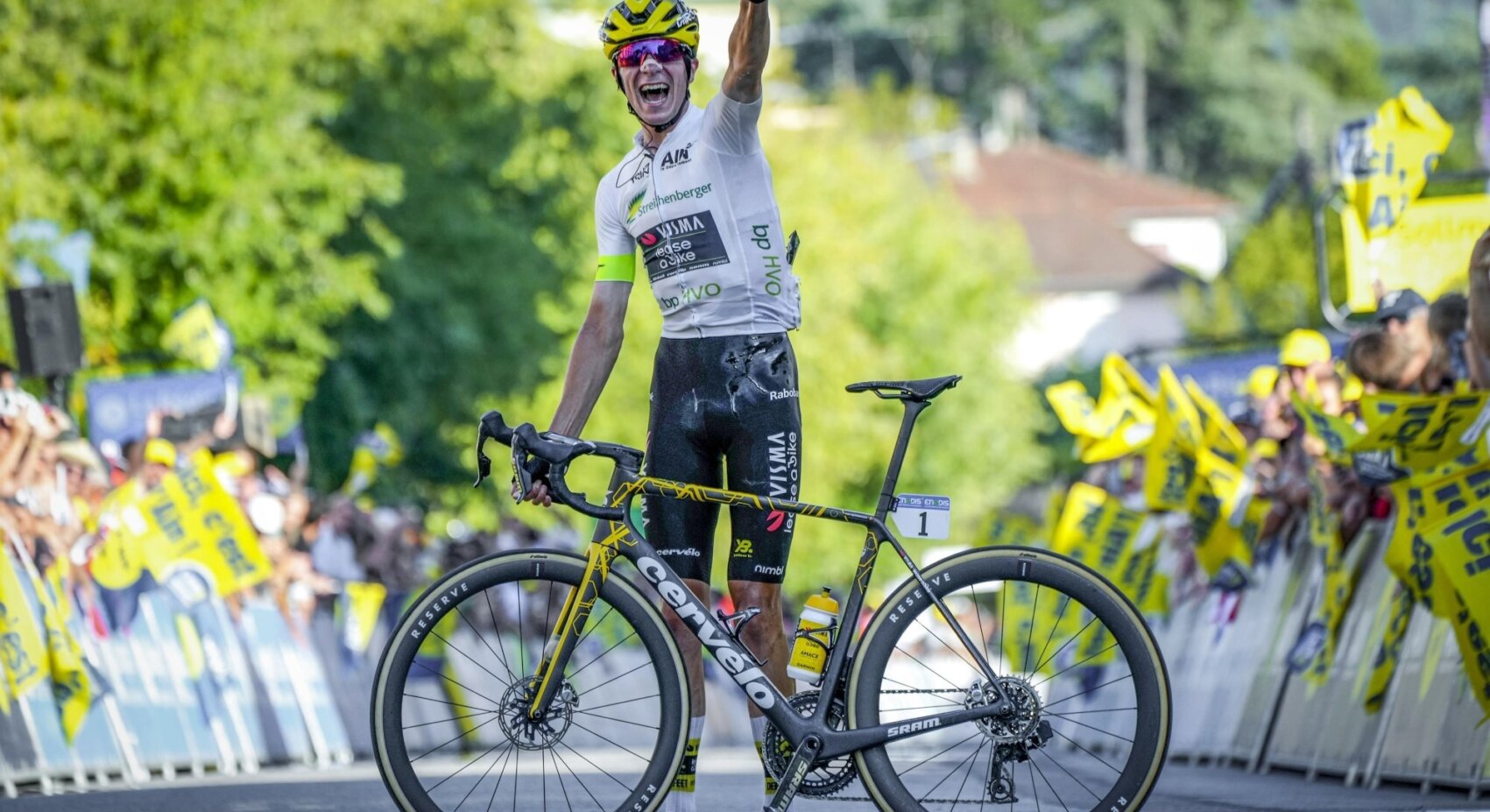 Uijtdebroeks solos to first pro victory in final stage of Tour de l’Ain and takes overall win	