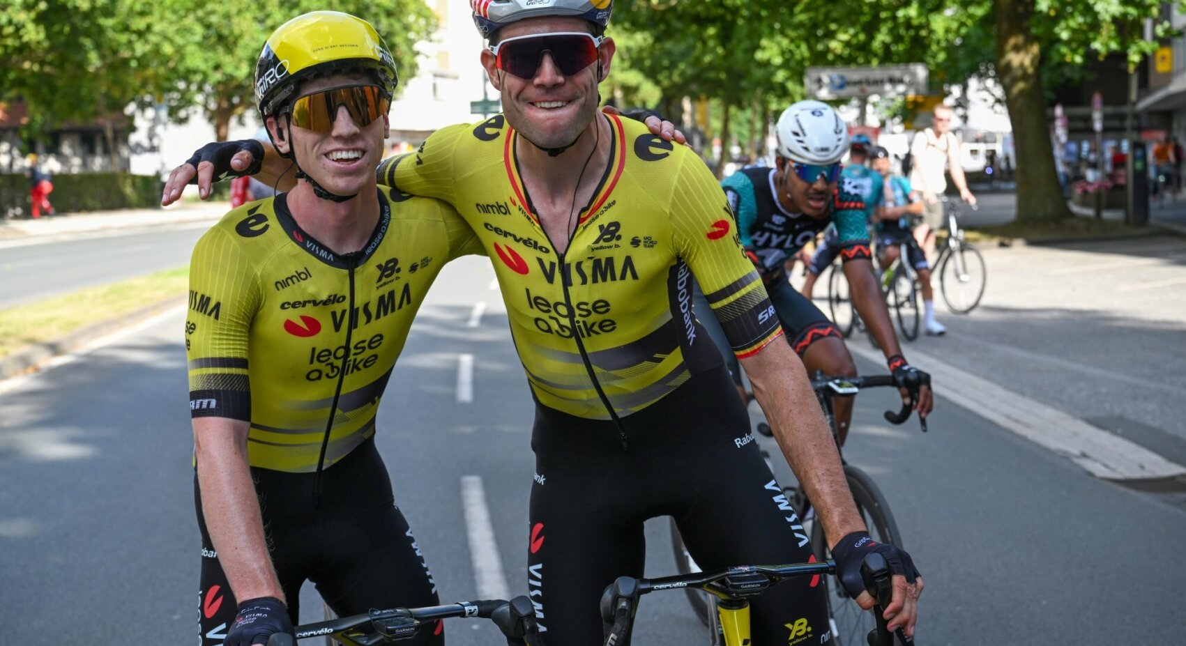 Brennan verschalkt Milan in Deutschland Tour op de streep en pakt tiende profzege	