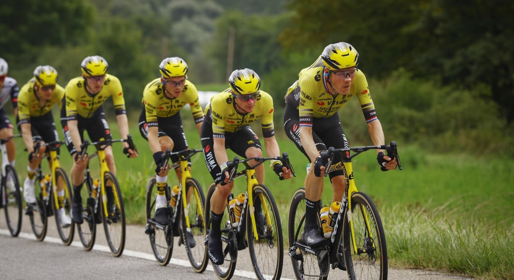 Vingegaard sees red leader’s jersey change shoulders	