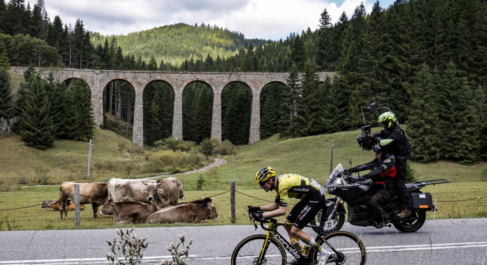 Team Visma | Lease a Bike tries to avoid another bunch sprint on lumpy third stage in Slovakia	