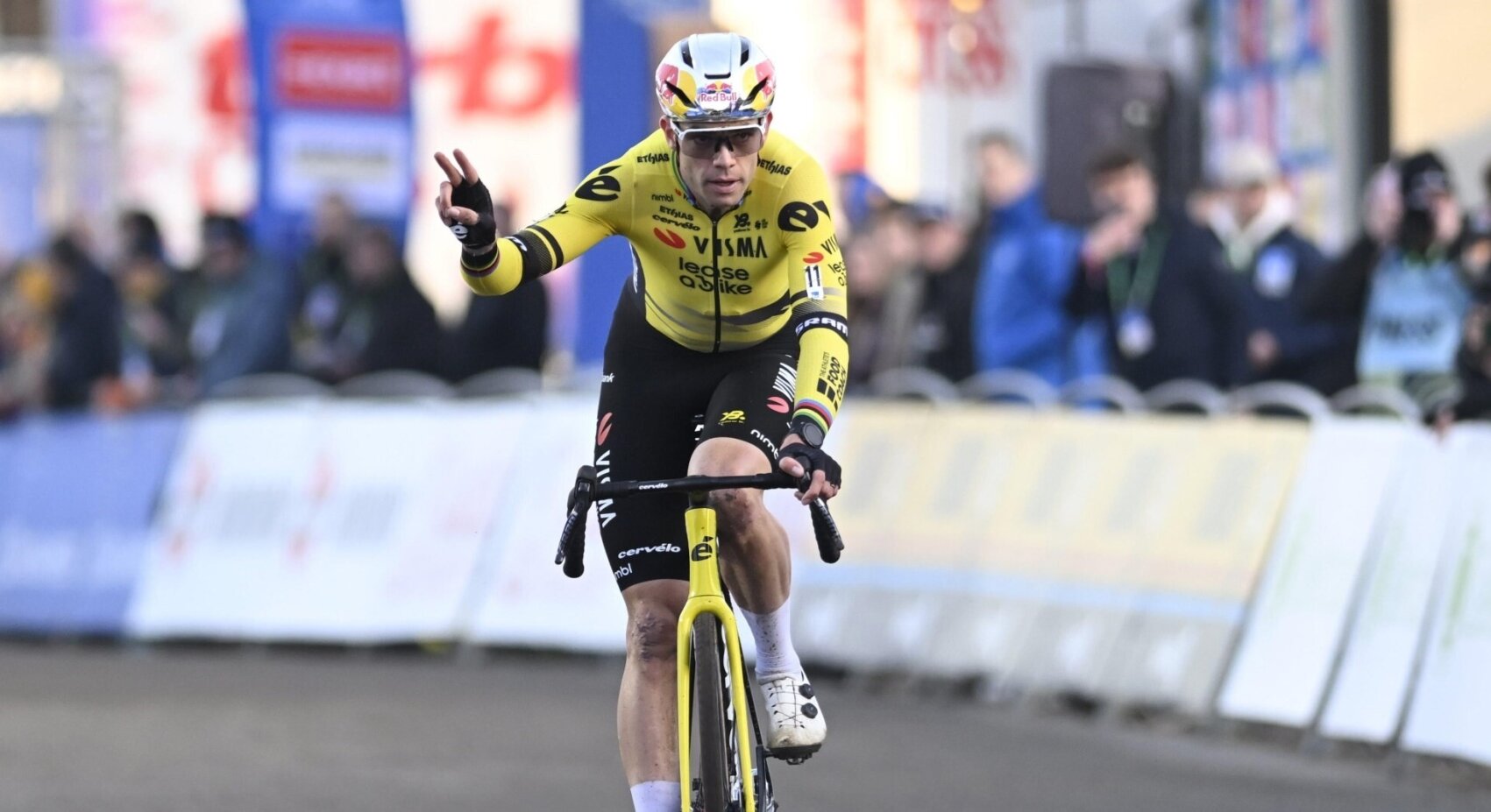 Van Aert crowns strong performance with podium place in Hofstade	
