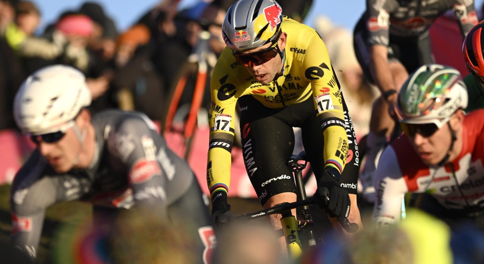 Van Aert zesde in razendsnelle wereldbekermanche veldrijden in Dendermonde	