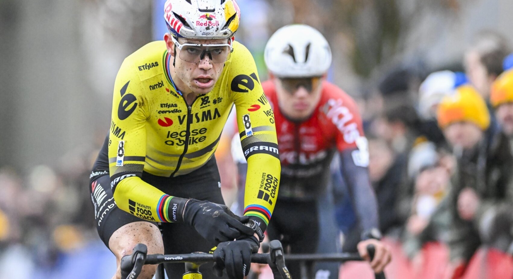 Lekke banden nekken Van Aert in Loenhout