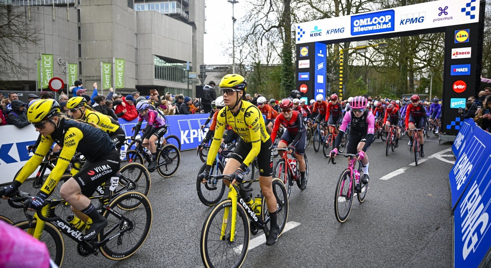 Leerzame editie Omloop het Nieuwsblad voor jong Team Visma | Lease a Bike Women