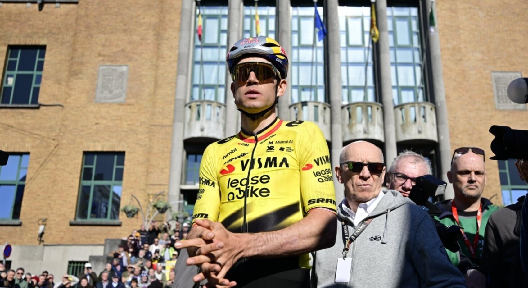 Van Aert begins Italian campaign at Strade Bianche	
