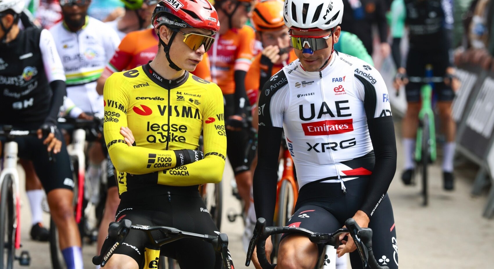 Team Visma | Lease a Bike doorstaat openingsetappe Volta a Catalunya zonder kleerscheuren	