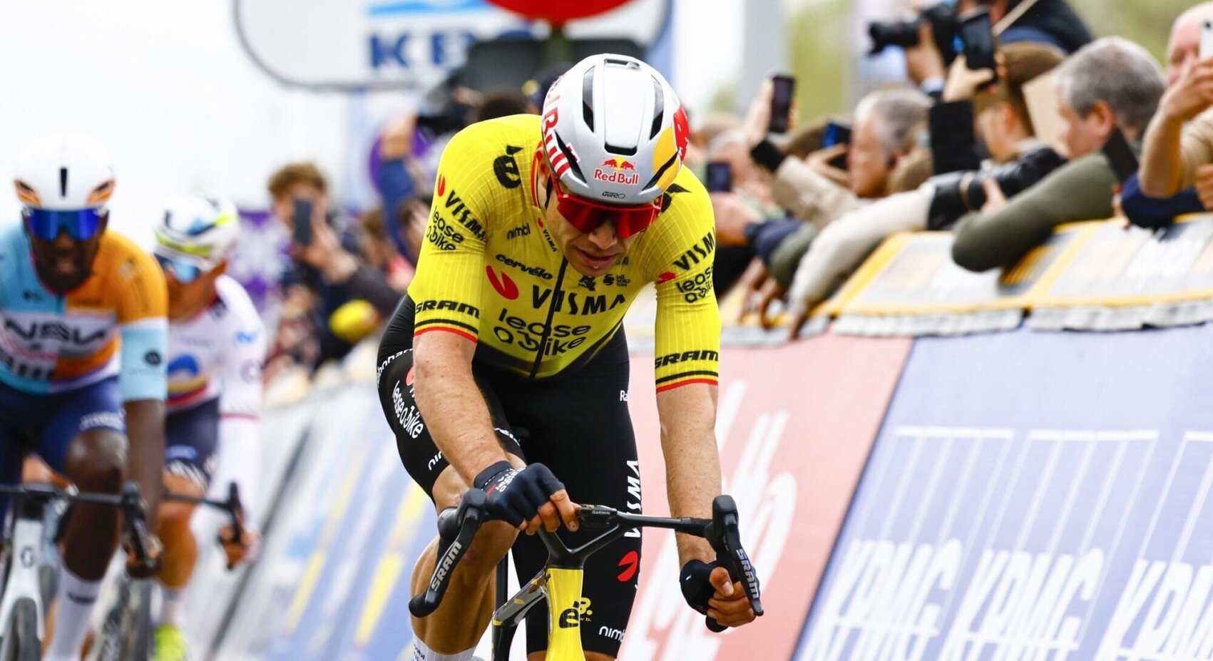 Van Aert second after impressive battle at Dwars door Vlaanderen	