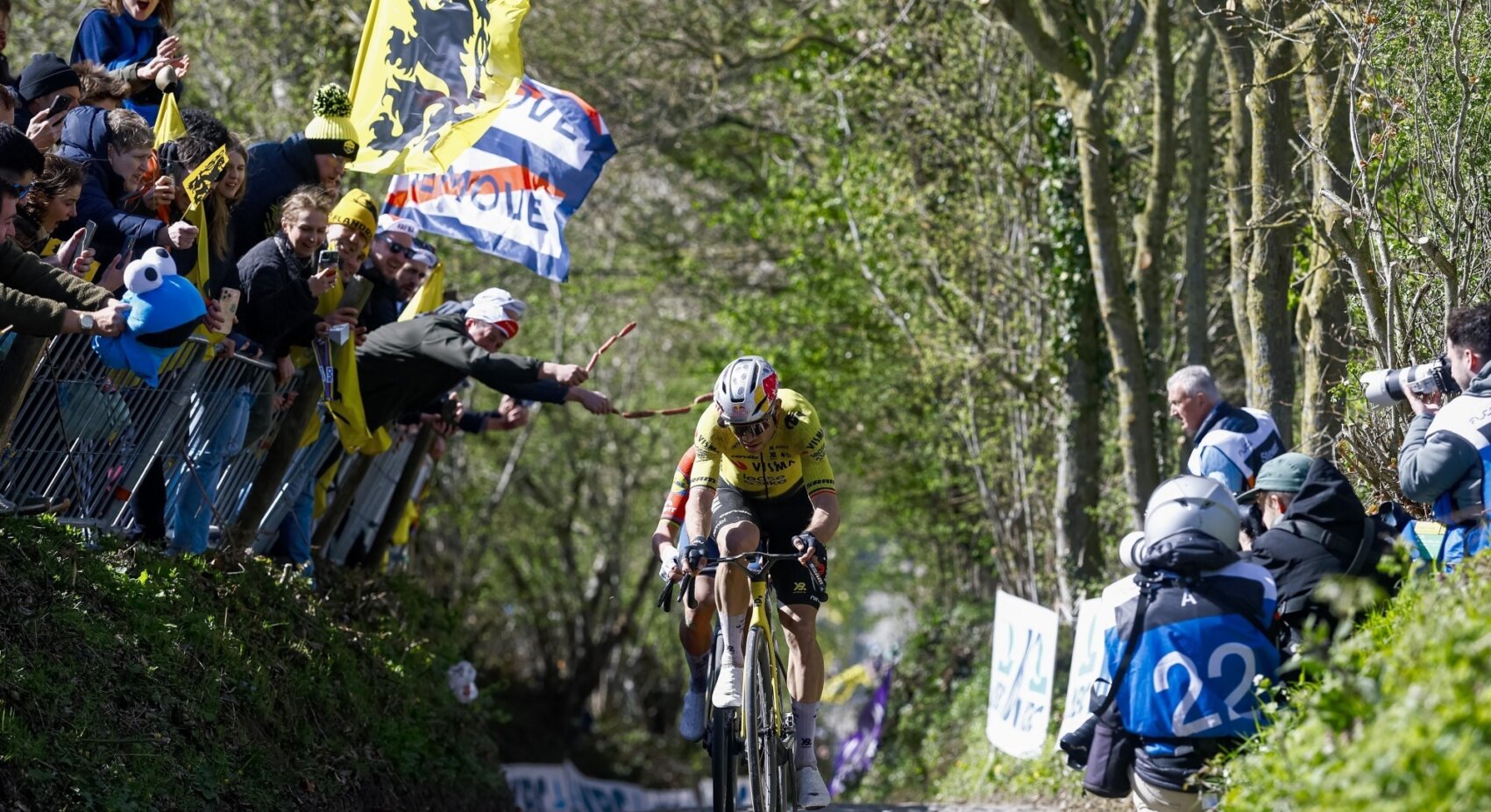 Van Aert knokt zich naar vierde plaats in Ronde van Vlaanderen, Laporte negende	