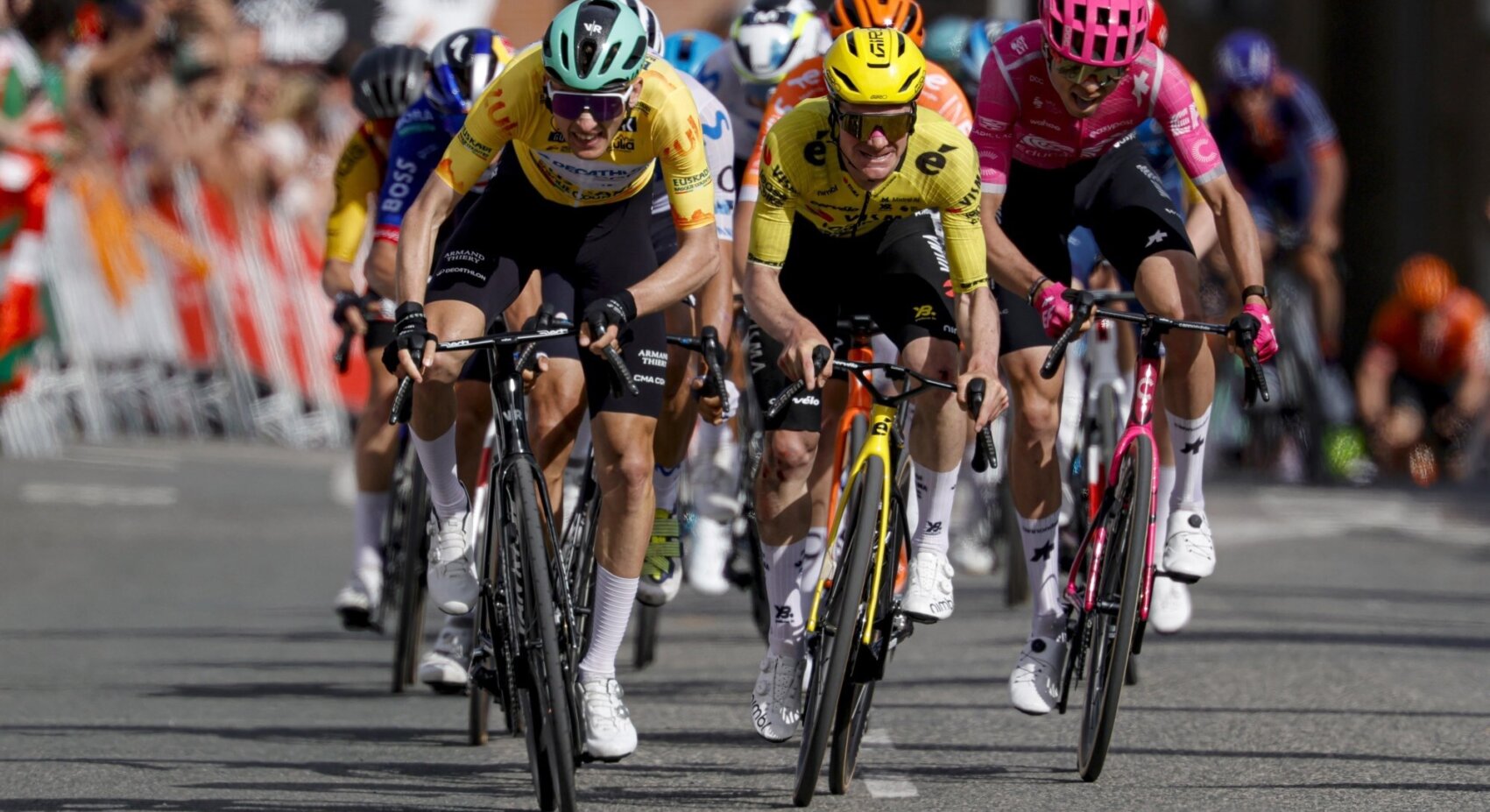 Team Visma | Lease a Bike doorstaat lastige derde etappe in Itzulia Basque Country, Tulett dertiende ondanks valpartij