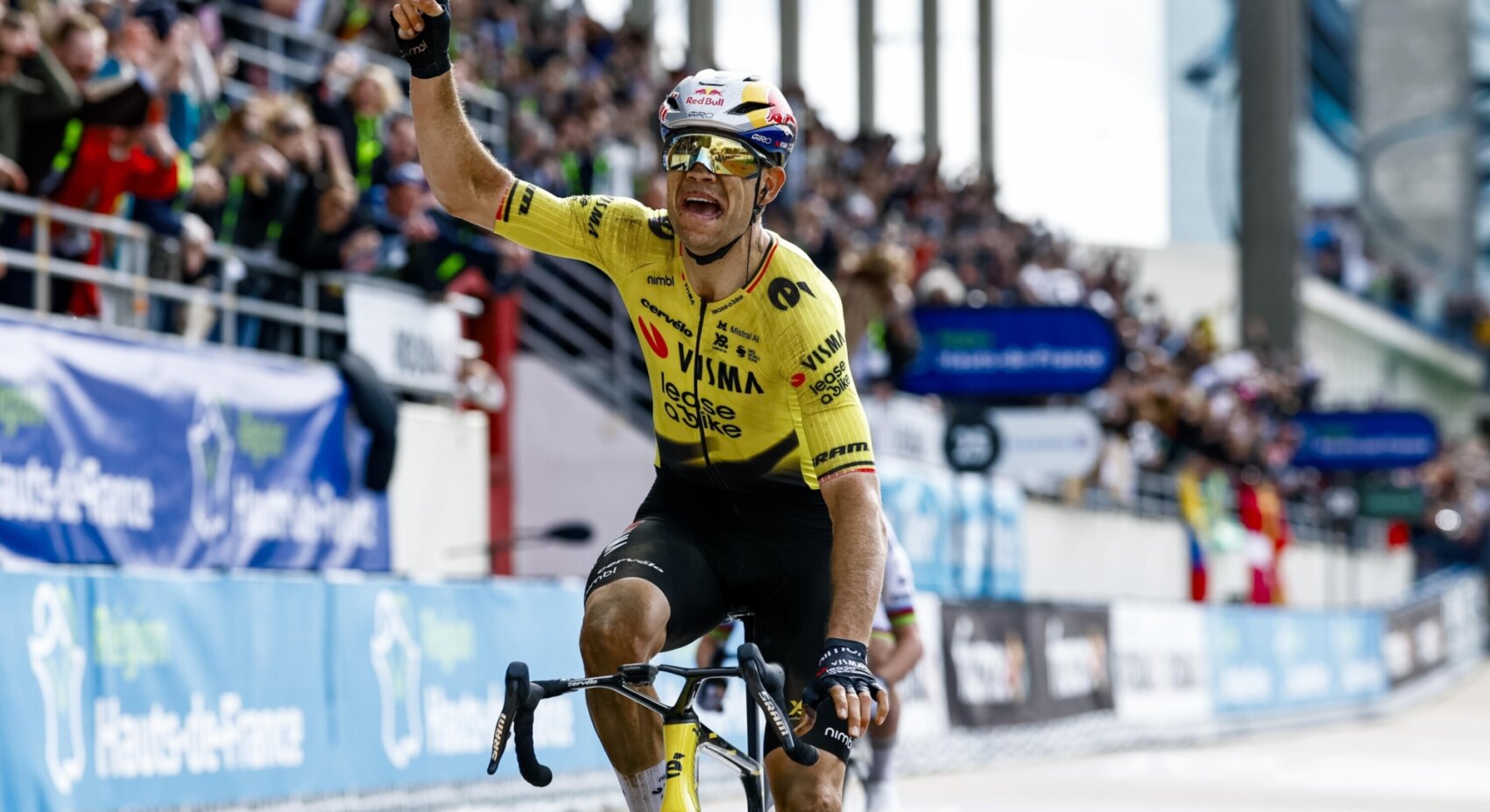 Van Aert zet kroon op klassiek voorjaar in Parijs-Roubaix