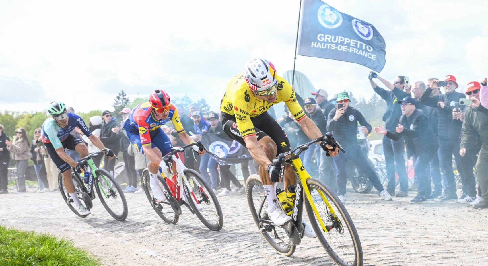 Liveblog Parijs-Roubaix: ijzersterke Van Aert klopt Pogacar en wint Parijs-Roubaix