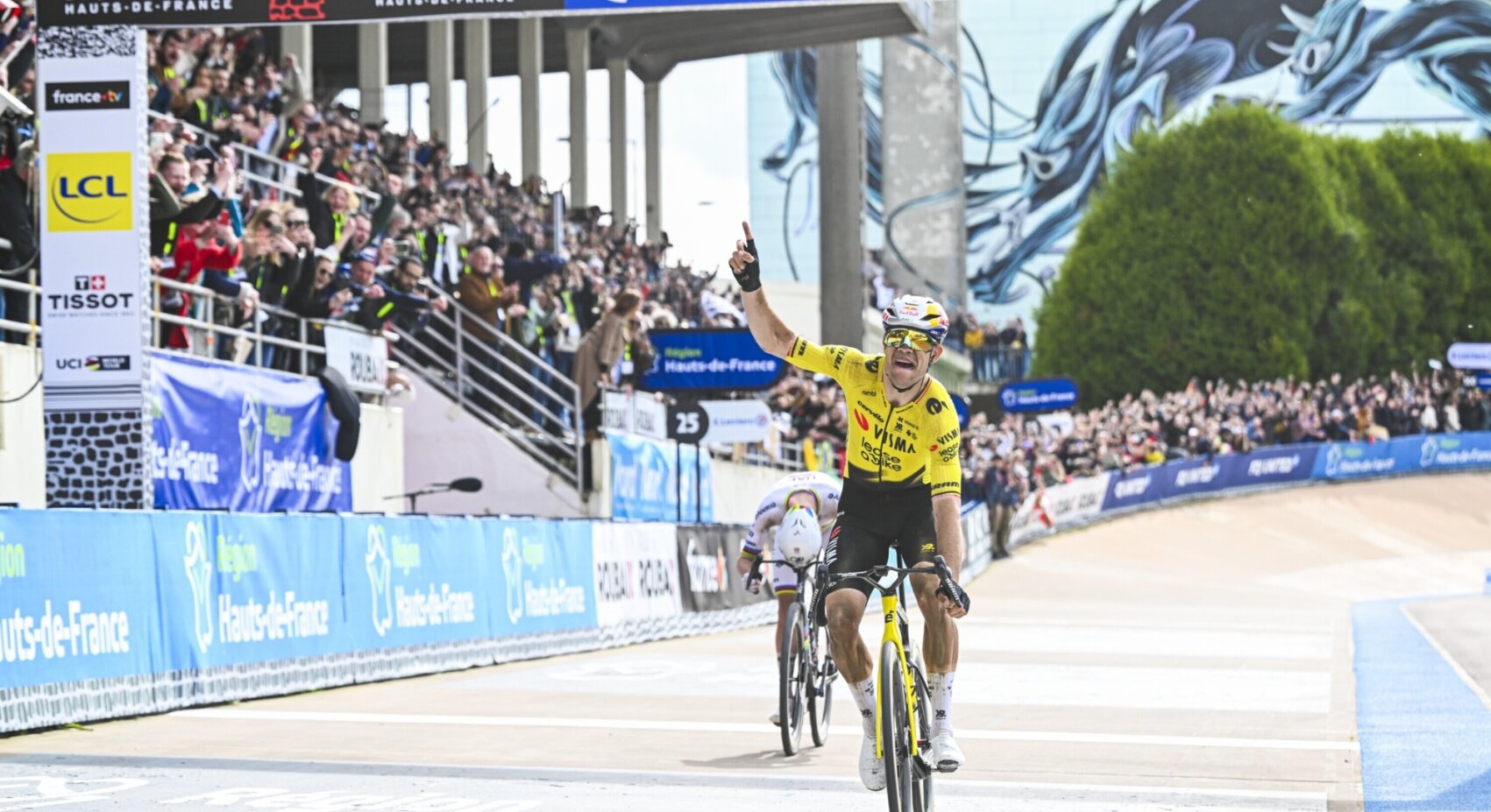 Wout wint Parijs-Roubaix: win een door hem gesigneerd shirt!