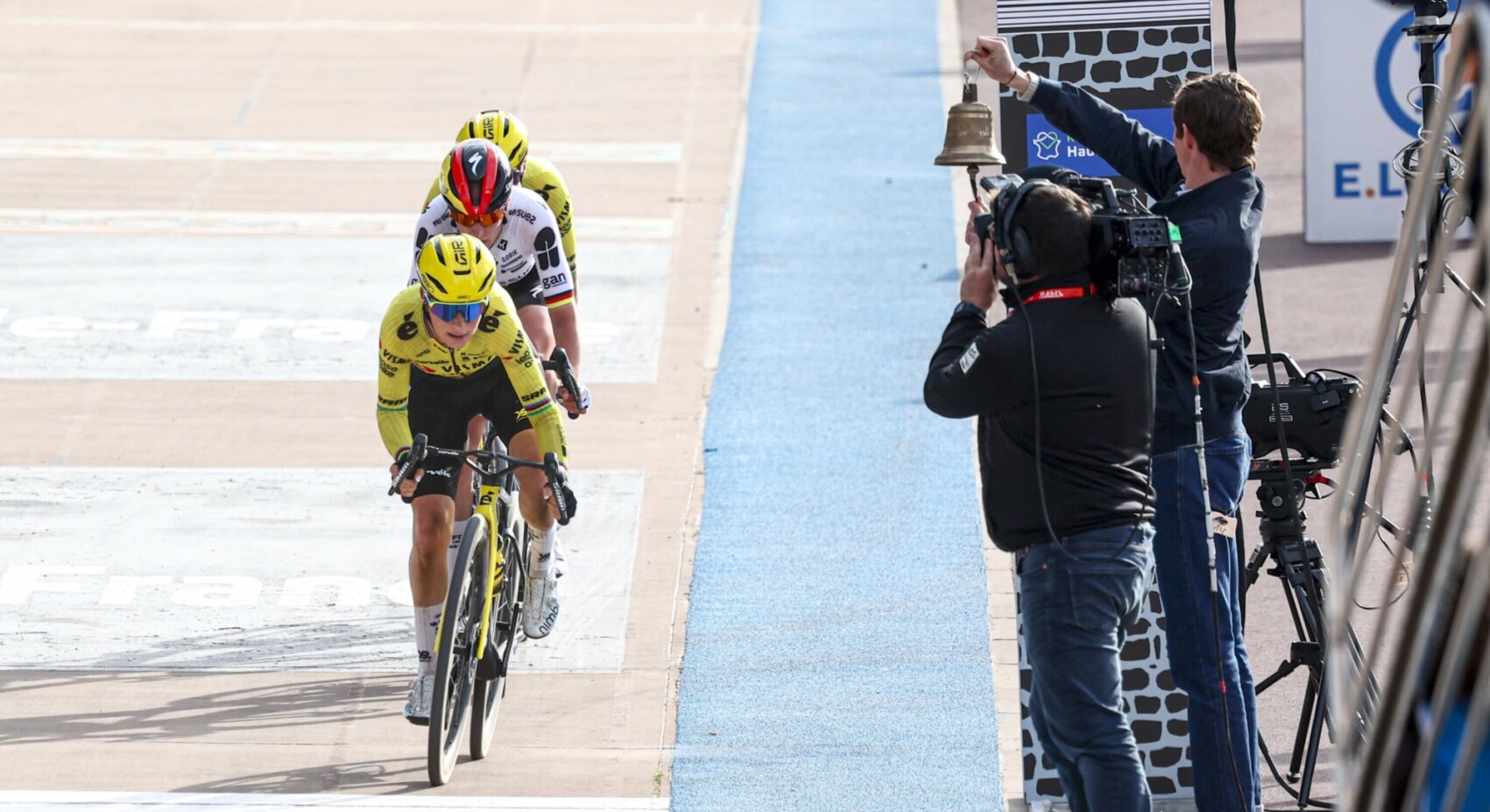 Strong teamwork earns Vos and Ferrand-Prévot podium finishes in Paris-Roubaix Femmes	