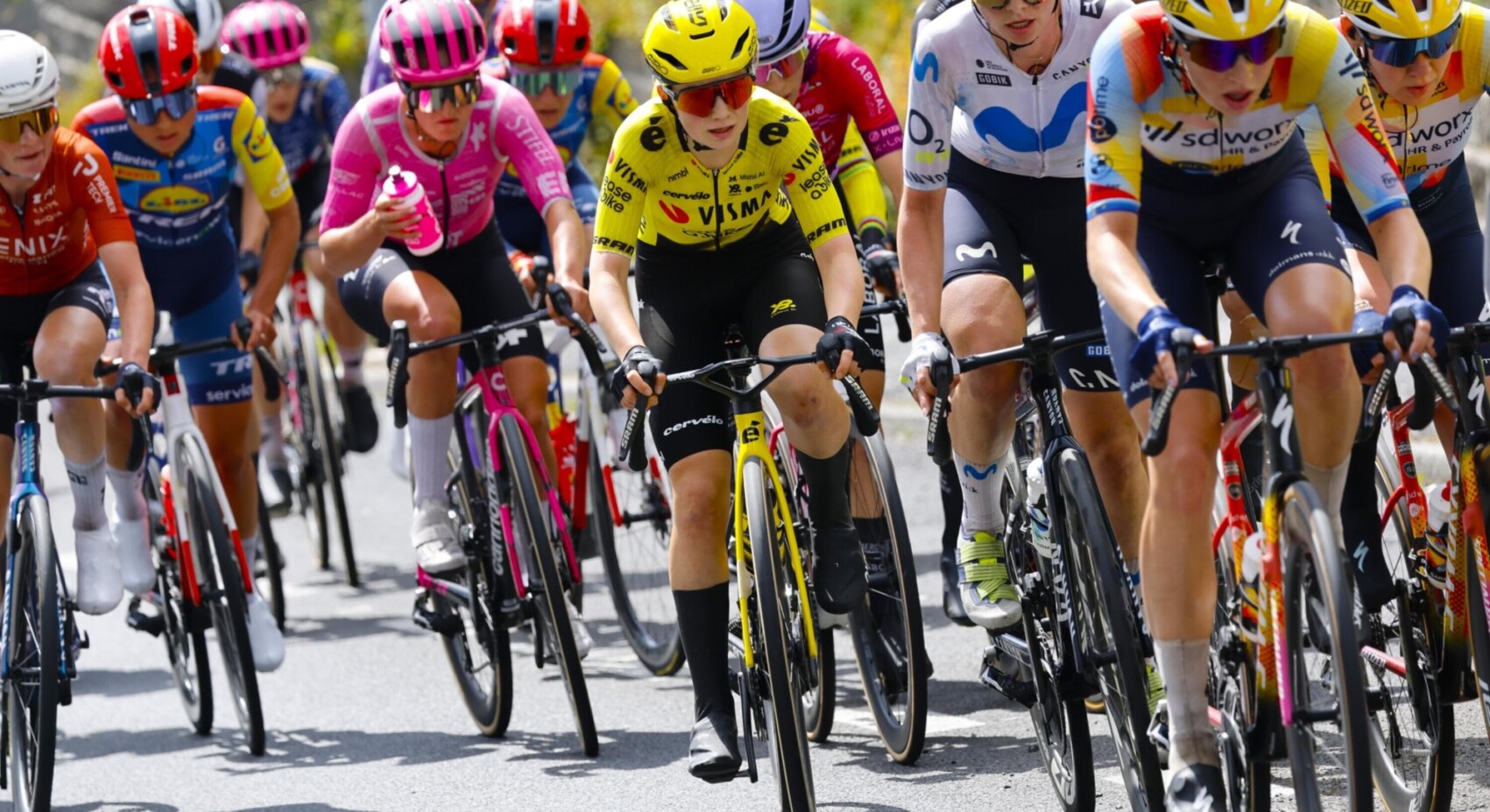 Strong Van Dam sprints to sixth place in fourth stage of La Vuelta Femenina	