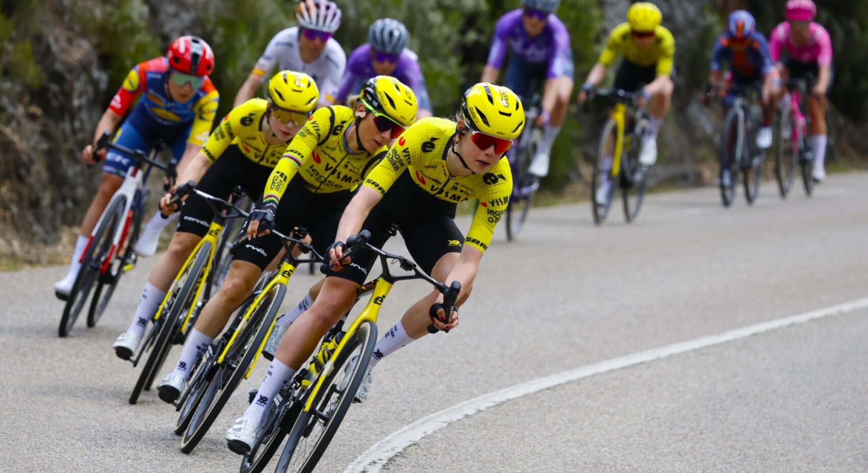 Valpartij in slotkilometer weerhoudt Team Visma | Lease a Bike van goed resultaat in vijfde etappe La Vuelta Femenina	