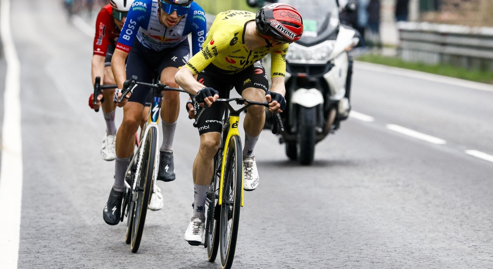 Vingegaard shows strength in second stage of Giro d’Italia, overshadowed by major crash	