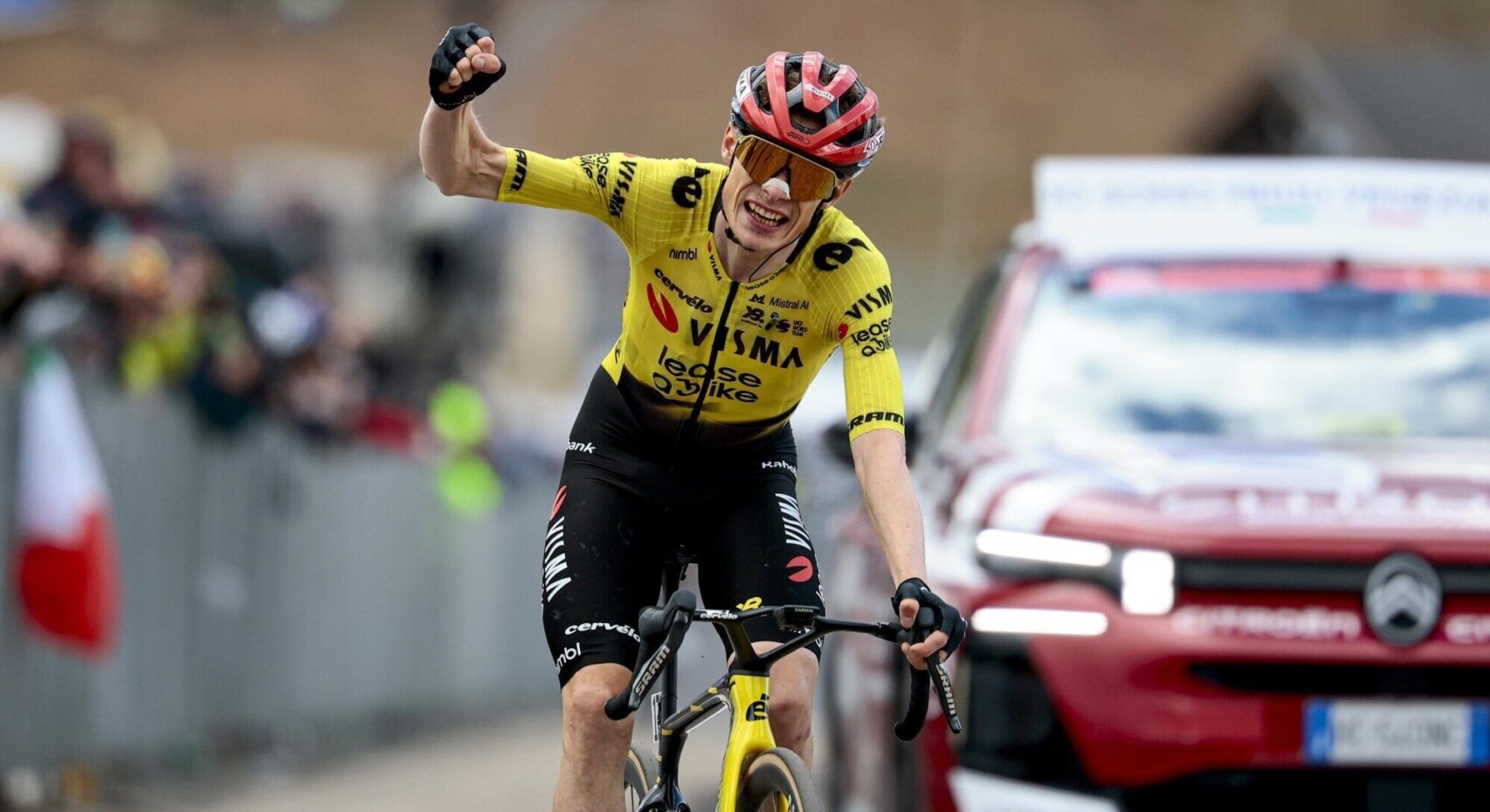 Vingegaard solos to magnificent stage victory in the Giro d’Italia	