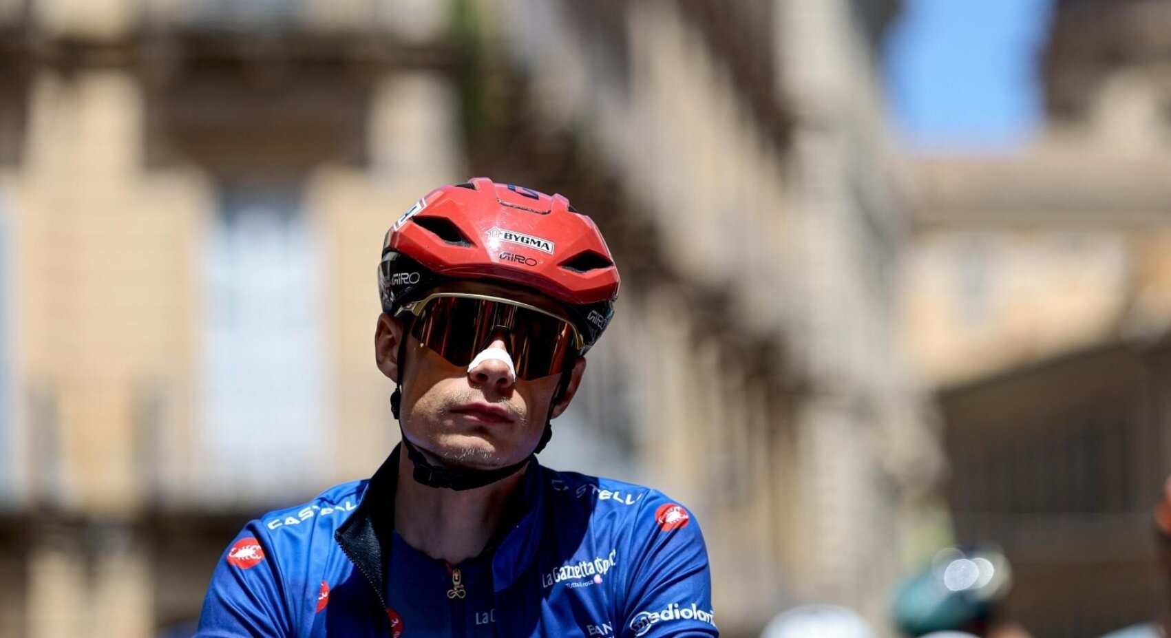 Vingegaard alert in lastig slot van achtste etappe Giro d’Italia	