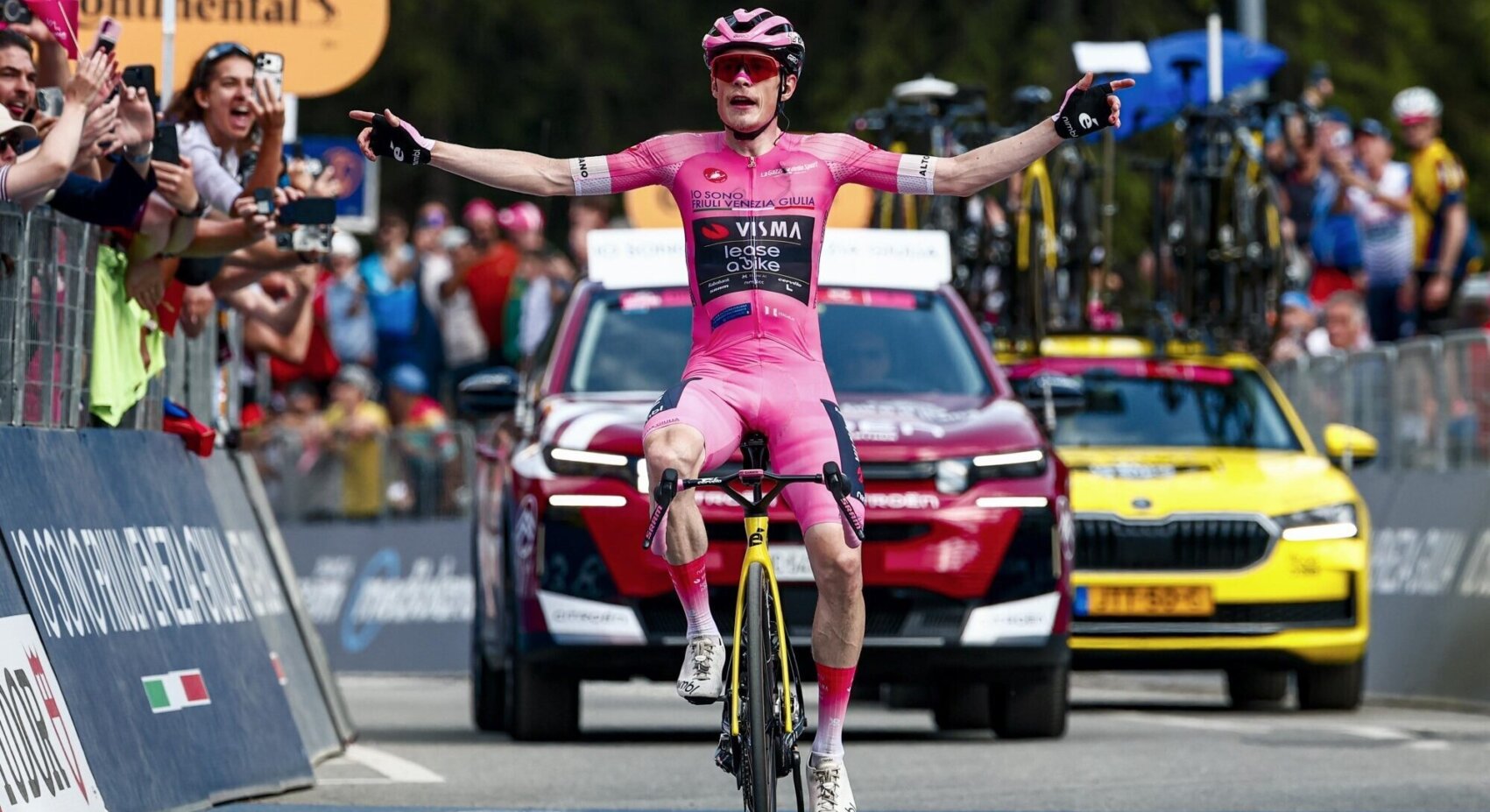 Vingegaard soleert op machtige wijze naar vierde ritzege in Giro d’Italia