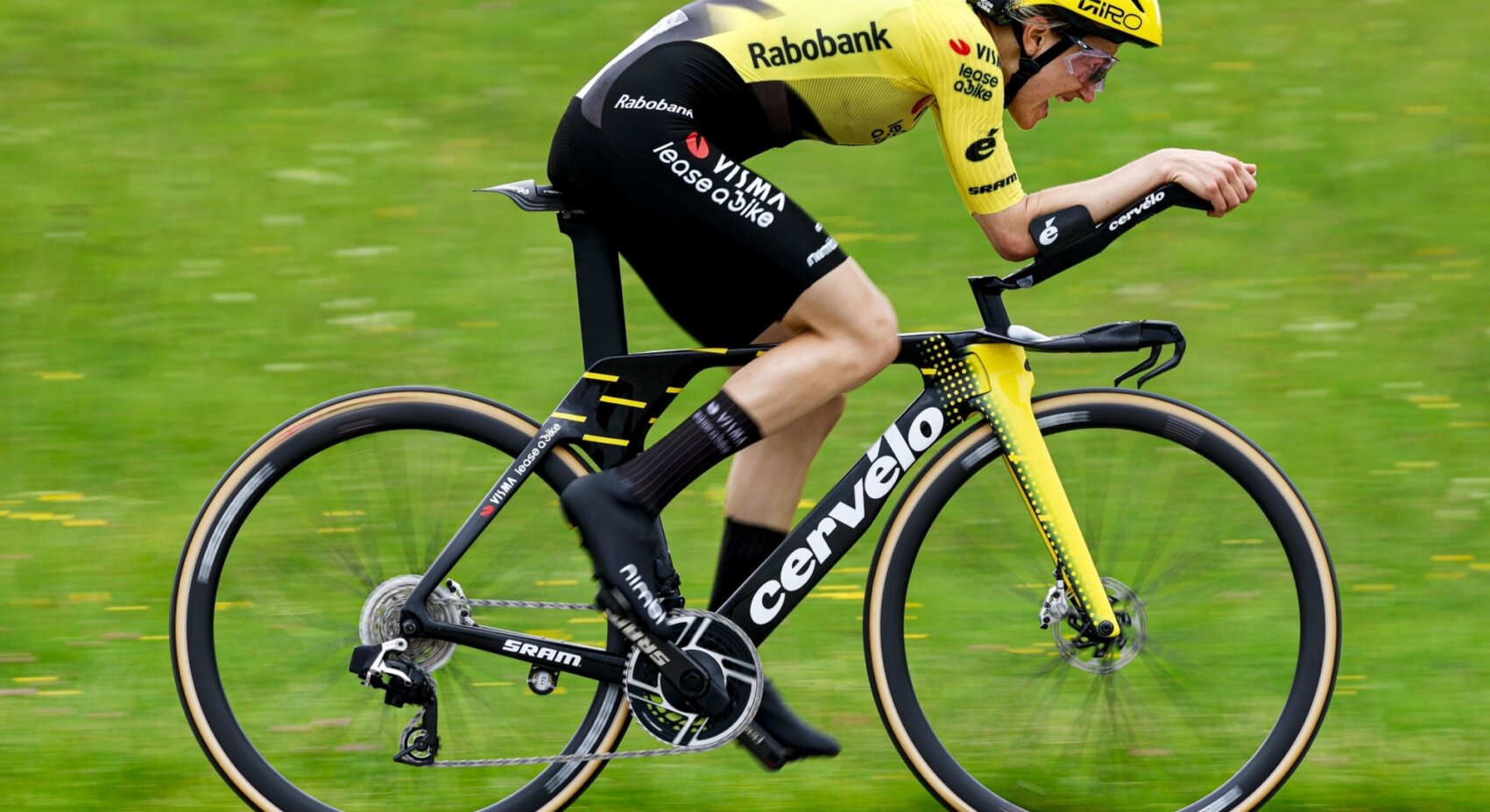 De Vries rijdt naar knappe zevende plaats in klimtijdrit Giro d’Italia Women