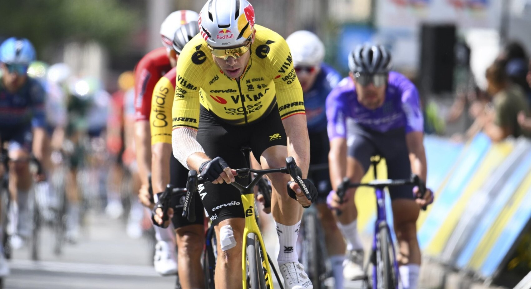 Kopgroep houdt stand in vierde etappe Tour Auvergne-Rhône-Alpes, Van Aert wint pelotonsprint