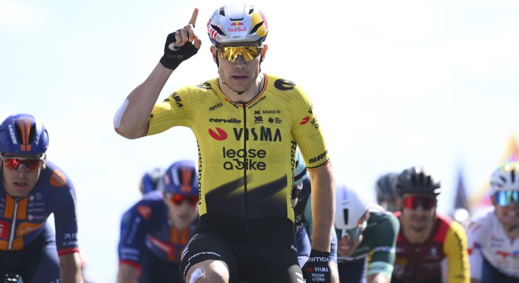 Wout van Aert triomfeert in vijfde etappe Tour Auvergne - Rhône-Alpes	