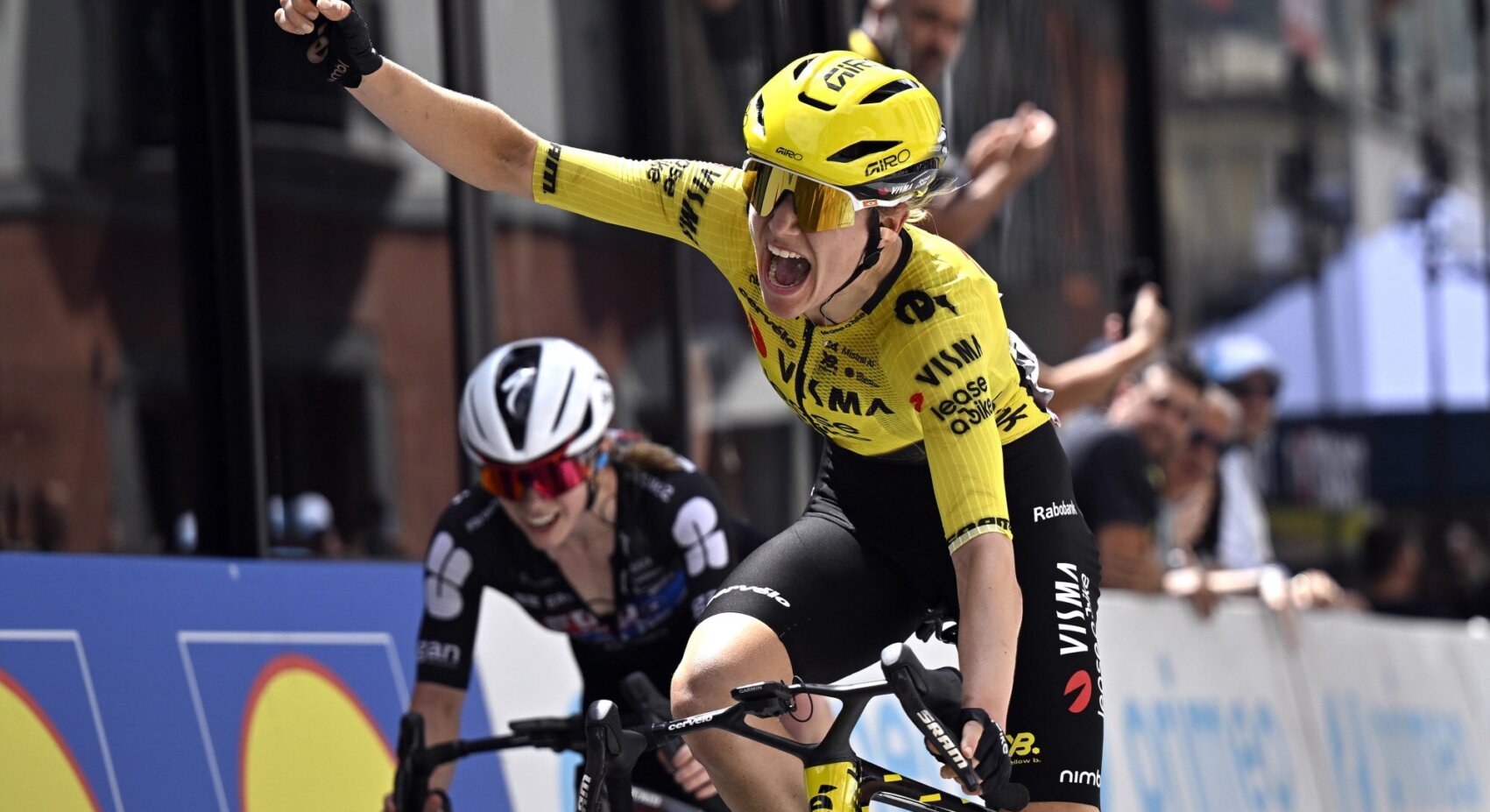De Vries boekt eerste profzege in openingsrit Tour de Suisse Women