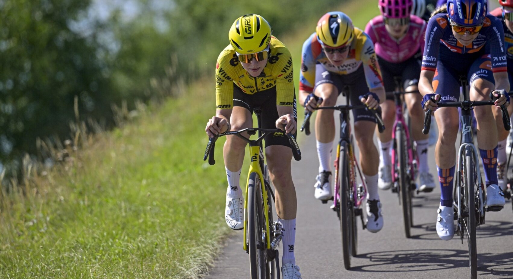 Sadnik kleurt mede derde etappe Tour de Suisse Women, Van Dam sprint naar elfde plek