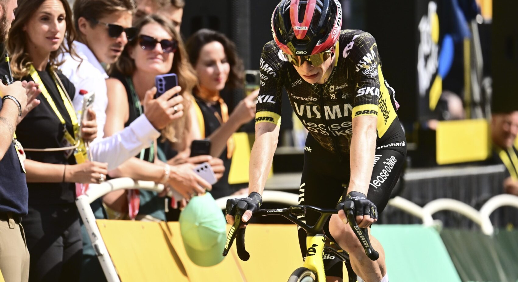 Vingegaard knokt zich naar tweede plaats in loodzware bergetappe Tour de France