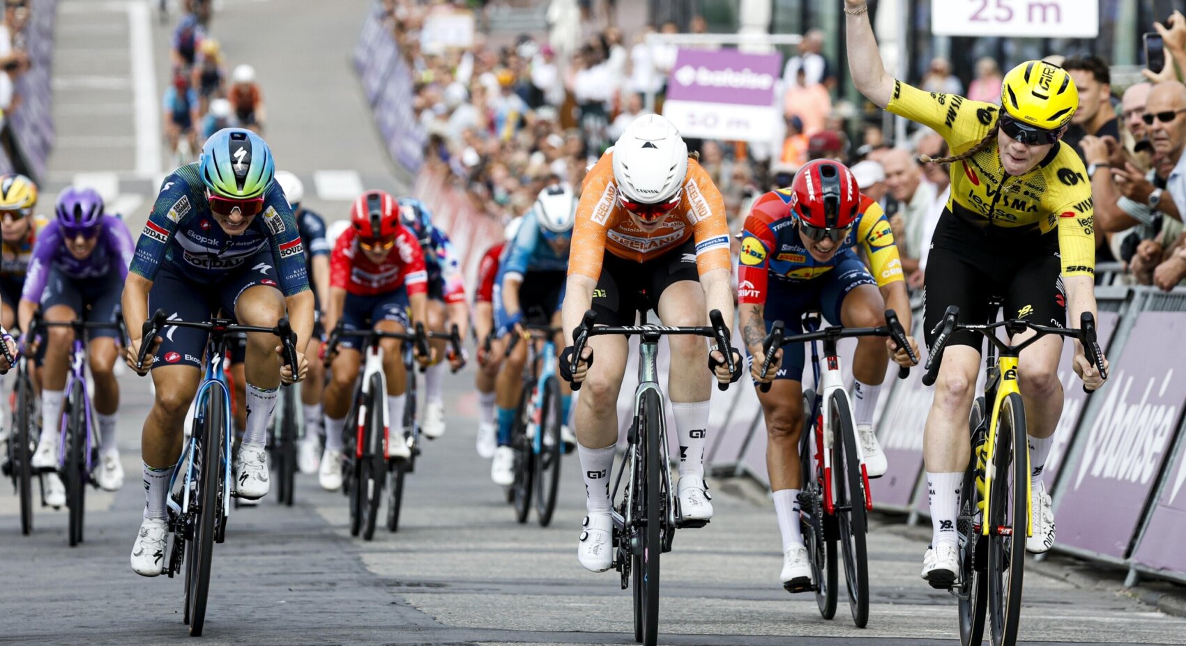 Veenhoven sprint naar indrukwekkende ritzege in Baloise Ladies Tour