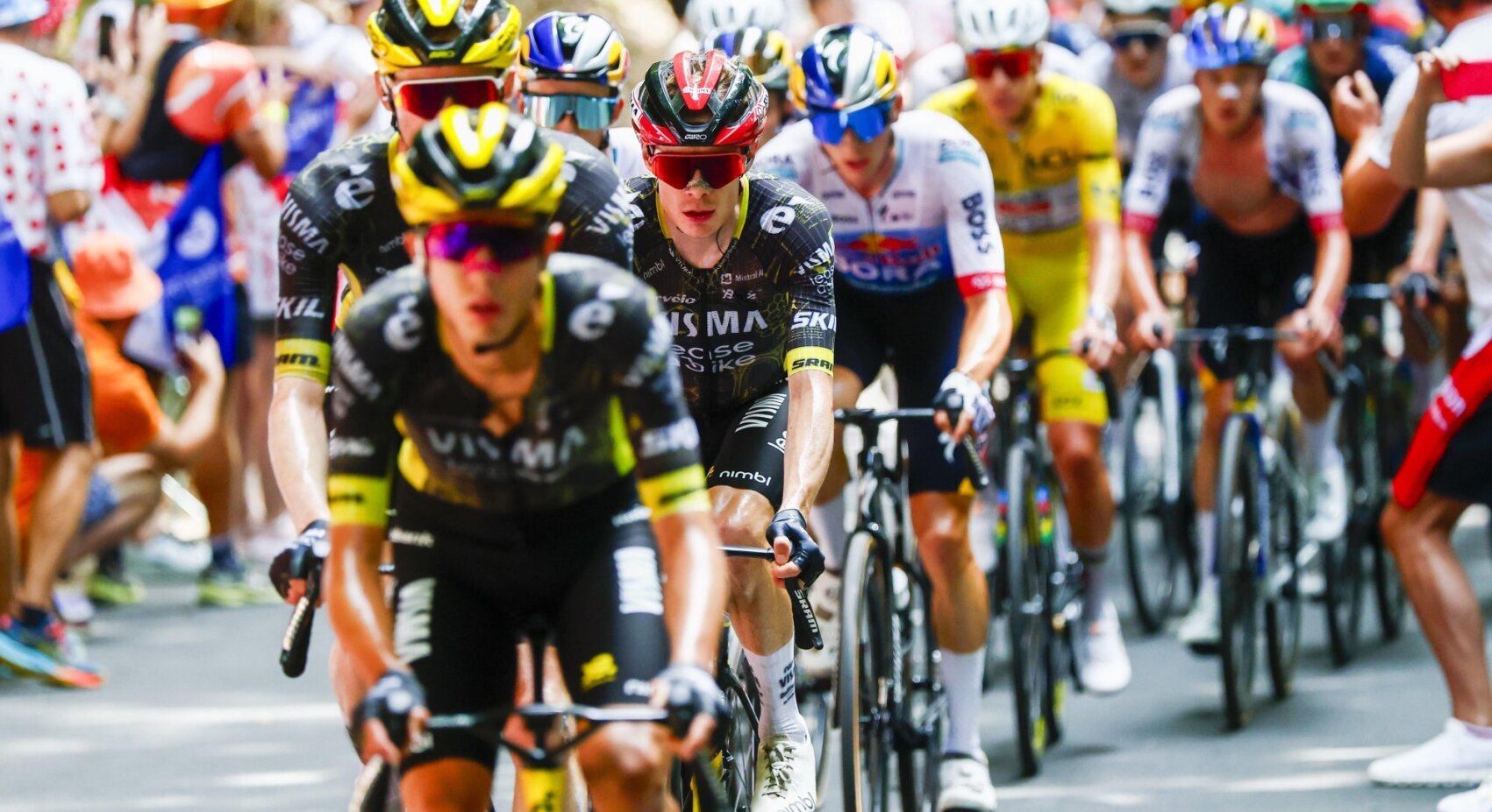 Vingegaard verlaat Tour de France na valpartij in slotfase vijftiende etappe