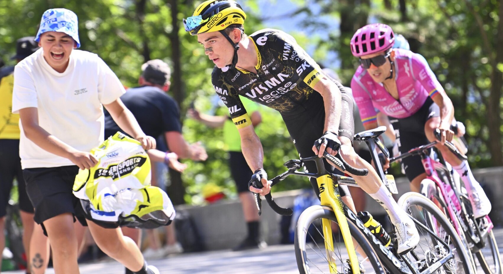 Kuss knokt zich naar vierde plaats na strijd op Alpe d’Huez