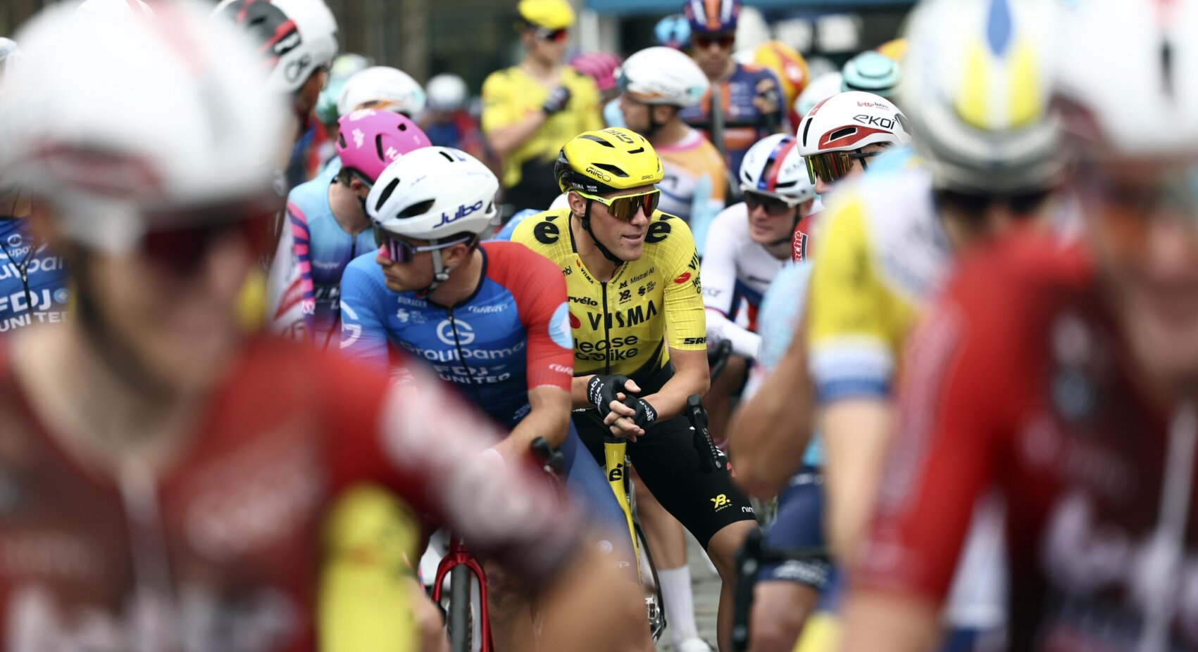 Kielich kleurt openingsrit Renewi Tour met lange vlucht