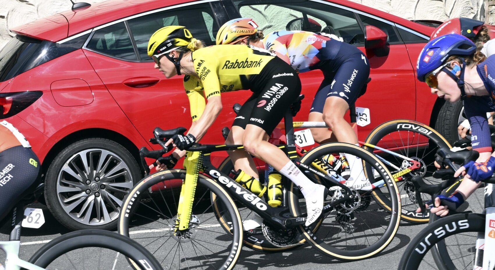 De Vries knokt zich in zwaar slot naar vierde plaats in derde rit Tour of Britain