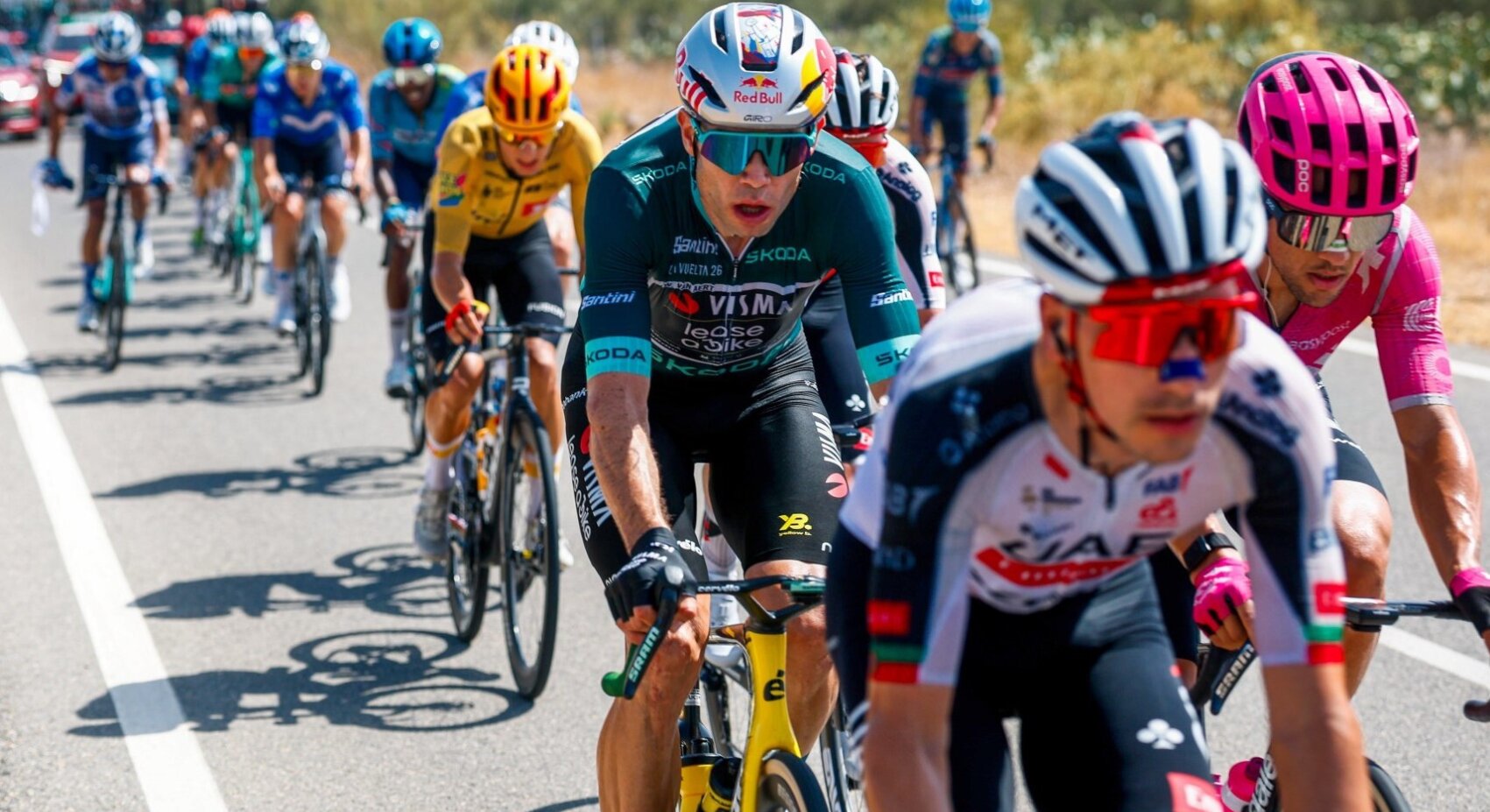 Van Aert kleurt lastige twaalfde etappe Vuelta a España in vlucht, Kuss verliest terrein op slotklim	