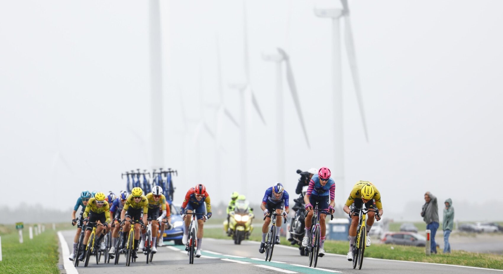 Behrens en Van Belle kleuren spectaculaire waaieretappe ZLM Tour met topklasseringen