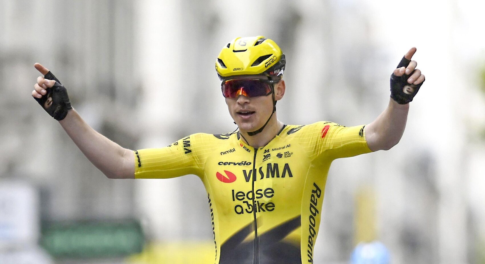 Hagenes bezorgt Team Visma | Lease a Bike fraaie zege in Parijs-Tours